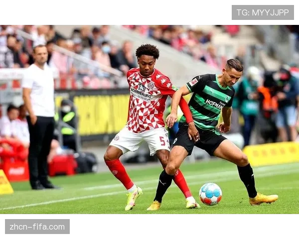 战术复盘：深度拆解弗赖堡对阵门兴一役，客队如何通过针对性布置限制堂安律